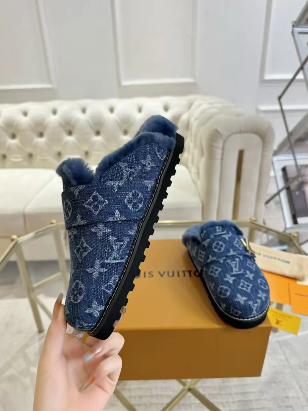 p600✨ LV Couple’s Wool Slippers｜Full of high-end feel, the soles of your feet are luxurious✨ We have achieved the ultimate restoration of the "higher version" of this pair of LV classic toe-toe slippers! 👫💫 🌟 The core advantages are clear at a glance: ✔️ Original jacquard + cowhide fabric, delicate texture, high-end at first glance; ✔️ 280% pure wool lining, wearing barefoot is like stepping on clouds ☁️, soft and skin-friendly and not sweaty; ✔️ Non-slip rubber bottom + three-dimensional toe design, super stable for walking, fashionable and practical!  👀 Must-have attention to detail: Belt buckle + classic LV presbyopic elements, revealing the aura of a big-name brand in a low-key manner ~ Whether it is a couple dating or a trip with besties, both of them are the focus when they go out👟💖 ✨ Easily match the wardrobe: jeans + sweaters, lazy and casual style ✔️ Coat + skirt, refined and elegant ✔️ One pair of shoes can handle a variety of styles, and the sense of luxury is never artificial ~ #LV slippers #couple outfit #High-End Customization #Quality Shoes Recommendation Fabric: Yangjing/classic jacquard fabric Lining: Imported wool lining Sole: Original rubber sole Size: Female 35-41 Male 38-46